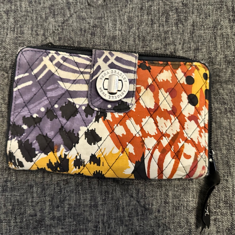 Very Bradley RFID turnlock wallet in Painted Feathers